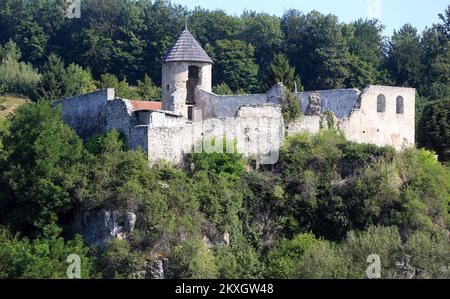 Altstadt in Barilovic, Kroatien am 22. Juli 2020. Die Altstadt wurde auf einem Felsen über dem Fluss Korana und über dem Zentrum der heutigen Stadt Barilovic erbaut. Archäologische Ausgrabungen haben ihren Ursprung im 15.. Jahrhundert festgestellt, obwohl zahlreiche Erkenntnisse darauf hindeuten, dass eine Art von Siedlung an diesem Ort schon lange vorher existierte. Die Arbeiten zur Erforschung und Restaurierung des als Kulturgut eingetragenen Forts sind noch im Gange. Foto: Kristina Stedul Fabac/PIXSELL Stockfoto