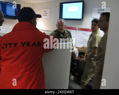 Flutkatastrophe/Tropical Storm - Philadelphia, Pa , 27. August 2011 Bürgermeister von Philadelphia Michael Nutter trifft sich mit Mitarbeitern von ESF-8 vor dem Hurrikan Irene... Fotos zu Katastrophen- und Notfallmanagementprogrammen, Aktivitäten und Beamten Stockfoto