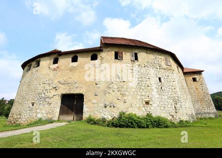 Die Altstadt von Ribnik ist eines der interessantesten und äußerst wertvollsten Denkmäler der mittelalterlichen Architektur. Dies ist ein seltenes Beispiel für eine Wasserfestung im Tiefland, Wasserburg, die im 13.. Jahrhundert erbaut wurde. Seitdem hat er zahlreiche Besitzer gewechselt, von den Prinzen von Babonica, Ban Mikac und den Prinzen von Zrinski Frankopan. Es diente als Kulisse für zahlreiche Filme, heute ist es ein Kulturdenkmal von null Kategorie und ist eines der selten erhaltenen Beispiele mittelalterlicher Tieflandbefestigungen. Die Burg wurde 2002 von der Gemeinde Ribnik an die Familie Dolmi de Frankopan verkauft und wurde auch verkauft Stockfoto