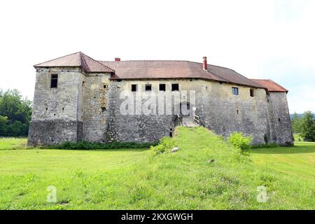 Die Altstadt von Ribnik ist eines der interessantesten und äußerst wertvollsten Denkmäler der mittelalterlichen Architektur. Dies ist ein seltenes Beispiel für eine Wasserfestung im Tiefland, Wasserburg, die im 13.. Jahrhundert erbaut wurde. Seitdem hat er zahlreiche Besitzer gewechselt, von den Prinzen von Babonica, Ban Mikac und den Prinzen von Zrinski Frankopan. Es diente als Kulisse für zahlreiche Filme, heute ist es ein Kulturdenkmal von null Kategorie und ist eines der selten erhaltenen Beispiele mittelalterlicher Tieflandbefestigungen. Die Burg wurde 2002 von der Gemeinde Ribnik an die Familie Dolmi de Frankopan verkauft und wurde auch verkauft Stockfoto