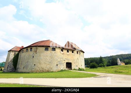 Die Altstadt von Ribnik ist eines der interessantesten und äußerst wertvollsten Denkmäler der mittelalterlichen Architektur. Dies ist ein seltenes Beispiel für eine Wasserfestung im Tiefland, Wasserburg, die im 13.. Jahrhundert erbaut wurde. Seitdem hat er zahlreiche Besitzer gewechselt, von den Prinzen von Babonica, Ban Mikac und den Prinzen von Zrinski Frankopan. Es diente als Kulisse für zahlreiche Filme, heute ist es ein Kulturdenkmal von null Kategorie und ist eines der selten erhaltenen Beispiele mittelalterlicher Tieflandbefestigungen. Die Burg wurde 2002 von der Gemeinde Ribnik an die Familie Dolmi de Frankopan verkauft und wurde auch verkauft Stockfoto