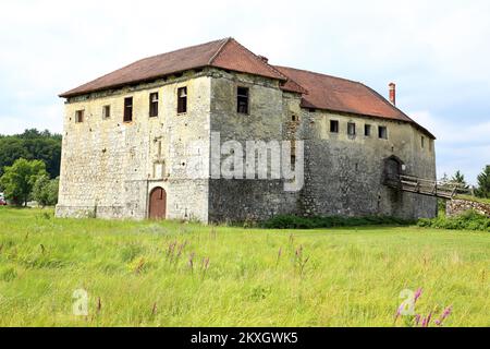 Die Altstadt von Ribnik ist eines der interessantesten und äußerst wertvollsten Denkmäler der mittelalterlichen Architektur. Dies ist ein seltenes Beispiel für eine Wasserfestung im Tiefland, Wasserburg, die im 13.. Jahrhundert erbaut wurde. Seitdem hat er zahlreiche Besitzer gewechselt, von den Prinzen von Babonica, Ban Mikac und den Prinzen von Zrinski Frankopan. Es diente als Kulisse für zahlreiche Filme, heute ist es ein Kulturdenkmal von null Kategorie und ist eines der selten erhaltenen Beispiele mittelalterlicher Tieflandbefestigungen. Die Burg wurde 2002 von der Gemeinde Ribnik an die Familie Dolmi de Frankopan verkauft und wurde auch verkauft Stockfoto