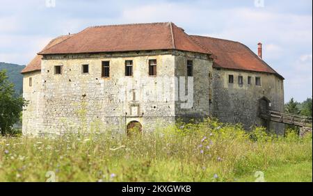 Die Altstadt von Ribnik ist eines der interessantesten und äußerst wertvollsten Denkmäler der mittelalterlichen Architektur. Dies ist ein seltenes Beispiel für eine Wasserfestung im Tiefland, Wasserburg, die im 13.. Jahrhundert erbaut wurde. Seitdem hat er zahlreiche Besitzer gewechselt, von den Prinzen von Babonica, Ban Mikac und den Prinzen von Zrinski Frankopan. Es diente als Kulisse für zahlreiche Filme, heute ist es ein Kulturdenkmal von null Kategorie und ist eines der selten erhaltenen Beispiele mittelalterlicher Tieflandbefestigungen. Die Burg wurde 2002 von der Gemeinde Ribnik an die Familie Dolmi de Frankopan verkauft und wurde auch verkauft Stockfoto