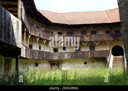 Die Altstadt von Ribnik ist eines der interessantesten und äußerst wertvollsten Denkmäler der mittelalterlichen Architektur. Dies ist ein seltenes Beispiel für eine Wasserfestung im Tiefland, Wasserburg, die im 13.. Jahrhundert erbaut wurde. Seitdem hat er zahlreiche Besitzer gewechselt, von den Prinzen von Babonica, Ban Mikac und den Prinzen von Zrinski Frankopan. Es diente als Kulisse für zahlreiche Filme, heute ist es ein Kulturdenkmal von null Kategorie und ist eines der selten erhaltenen Beispiele mittelalterlicher Tieflandbefestigungen. Die Burg wurde 2002 von der Gemeinde Ribnik an die Familie Dolmi de Frankopan verkauft und wurde auch verkauft Stockfoto