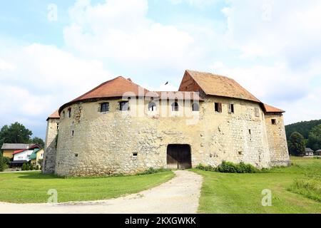 Die Altstadt von Ribnik ist eines der interessantesten und äußerst wertvollsten Denkmäler der mittelalterlichen Architektur. Dies ist ein seltenes Beispiel für eine Wasserfestung im Tiefland, Wasserburg, die im 13.. Jahrhundert erbaut wurde. Seitdem hat er zahlreiche Besitzer gewechselt, von den Prinzen von Babonica, Ban Mikac und den Prinzen von Zrinski Frankopan. Es diente als Kulisse für zahlreiche Filme, heute ist es ein Kulturdenkmal von null Kategorie und ist eines der selten erhaltenen Beispiele mittelalterlicher Tieflandbefestigungen. Die Burg wurde 2002 von der Gemeinde Ribnik an die Familie Dolmi de Frankopan verkauft und wurde auch verkauft Stockfoto