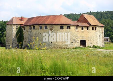 Die Altstadt von Ribnik ist eines der interessantesten und äußerst wertvollsten Denkmäler der mittelalterlichen Architektur. Dies ist ein seltenes Beispiel für eine Wasserfestung im Tiefland, Wasserburg, die im 13.. Jahrhundert erbaut wurde. Seitdem hat er zahlreiche Besitzer gewechselt, von den Prinzen von Babonica, Ban Mikac und den Prinzen von Zrinski Frankopan. Es diente als Kulisse für zahlreiche Filme, heute ist es ein Kulturdenkmal von null Kategorie und ist eines der selten erhaltenen Beispiele mittelalterlicher Tieflandbefestigungen. Die Burg wurde 2002 von der Gemeinde Ribnik an die Familie Dolmi de Frankopan verkauft und wurde auch verkauft Stockfoto