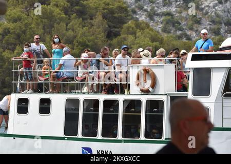 Am 26. Juli 2020 wurden Touristen auf einem Touristenboot im Krka-Nationalpark in Skradin, Kroatien, gesehen. Trotz des jüngsten Wiederauftretens von COVID-19 verzeichnete Kroatien in den ersten 20 Tagen im Juli mehr als 1,5 Millionen Touristen und mehr als 11 Millionen Übernachtungen, erklärte der kroatische Tourismusverband am Mittwoch. Foto: Hrvoje Jelavic/PIXSELL Stockfoto