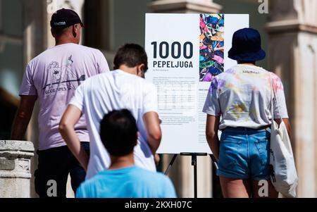 Künstler Mark Boellaard Rebellion legte am 01. August 2020 1.000 Schuhe auf dem Prokurative Square als Installation 1000 Cinderellas in Split, Kroatien, vor. Die Pepeljuga-Anlage von 1000 (1000 Cinderellas) besteht aus Schuhen, die vom Meer gespült und in den letzten zwei Jahren in den Wintermonaten an den Stränden der Insel Hvar gesammelt wurden. Foto: Milan Sabic/PIXSELL Stockfoto