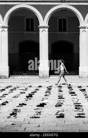 Künstler Mark Boellaard Rebellion legte am 01. August 2020 1.000 Schuhe auf dem Prokurative Square als Installation 1000 Cinderellas in Split, Kroatien, vor. Die Pepeljuga-Anlage von 1000 (1000 Cinderellas) besteht aus Schuhen, die vom Meer gespült und in den letzten zwei Jahren in den Wintermonaten an den Stränden der Insel Hvar gesammelt wurden. Foto: Milan Sabic/PIXSELL Stockfoto