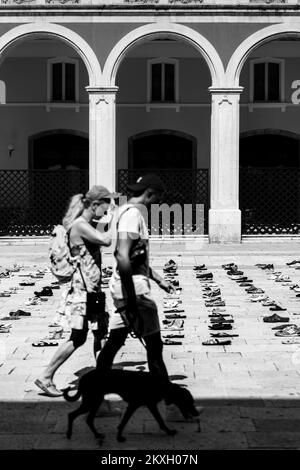 Künstler Mark Boellaard Rebellion legte am 01. August 2020 1.000 Schuhe auf dem Prokurative Square als Installation 1000 Cinderellas in Split, Kroatien, vor. Die Pepeljuga-Anlage von 1000 (1000 Cinderellas) besteht aus Schuhen, die vom Meer gespült und in den letzten zwei Jahren in den Wintermonaten an den Stränden der Insel Hvar gesammelt wurden. Foto: Milan Sabic/PIXSELL Stockfoto