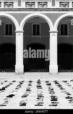 Künstler Mark Boellaard Rebellion legte am 01. August 2020 1.000 Schuhe auf dem Prokurative Square als Installation 1000 Cinderellas in Split, Kroatien, vor. Die Pepeljuga-Anlage von 1000 (1000 Cinderellas) besteht aus Schuhen, die vom Meer gespült und in den letzten zwei Jahren in den Wintermonaten an den Stränden der Insel Hvar gesammelt wurden. Foto: Milan Sabic/PIXSELL Stockfoto