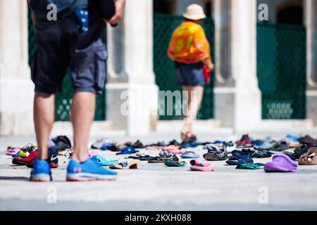 Künstler Mark Boellaard Rebellion legte am 01. August 2020 1.000 Schuhe auf dem Prokurative Square als Installation 1000 Cinderellas in Split, Kroatien, vor. Die Pepeljuga-Anlage von 1000 (1000 Cinderellas) besteht aus Schuhen, die vom Meer gespült und in den letzten zwei Jahren in den Wintermonaten an den Stränden der Insel Hvar gesammelt wurden. Foto: Milan Sabic/PIXSELL Stockfoto