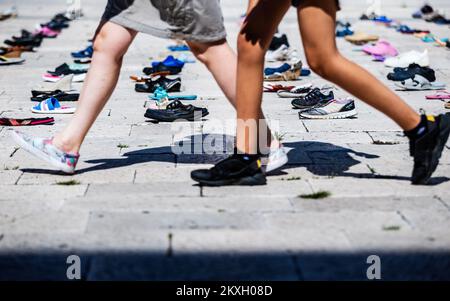 Künstler Mark Boellaard Rebellion legte am 01. August 2020 1.000 Schuhe auf dem Prokurative Square als Installation 1000 Cinderellas in Split, Kroatien, vor. Die Pepeljuga-Anlage von 1000 (1000 Cinderellas) besteht aus Schuhen, die vom Meer gespült und in den letzten zwei Jahren in den Wintermonaten an den Stränden der Insel Hvar gesammelt wurden. Foto: Milan Sabic/PIXSELL Stockfoto