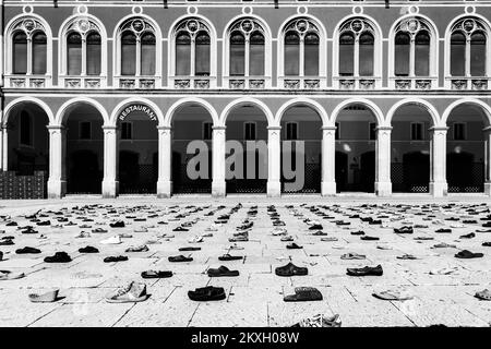 Künstler Mark Boellaard Rebellion legte am 01. August 2020 1.000 Schuhe auf dem Prokurative Square als Installation 1000 Cinderellas in Split, Kroatien, vor. Die Pepeljuga-Anlage von 1000 (1000 Cinderellas) besteht aus Schuhen, die vom Meer gespült und in den letzten zwei Jahren in den Wintermonaten an den Stränden der Insel Hvar gesammelt wurden. Foto: Milan Sabic/PIXSELL Stockfoto