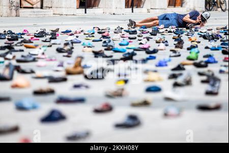 Künstler Mark Boellaard Rebellion legte am 01. August 2020 1.000 Schuhe auf dem Prokurative Square als Installation 1000 Cinderellas in Split, Kroatien, vor. Die Pepeljuga-Anlage von 1000 (1000 Cinderellas) besteht aus Schuhen, die vom Meer gespült und in den letzten zwei Jahren in den Wintermonaten an den Stränden der Insel Hvar gesammelt wurden. Foto: Milan Sabic/PIXSELL Stockfoto