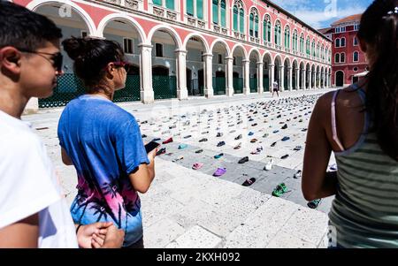 Künstler Mark Boellaard Rebellion legte am 01. August 2020 1.000 Schuhe auf dem Prokurative Square als Installation 1000 Cinderellas in Split, Kroatien, vor. Die Pepeljuga-Anlage von 1000 (1000 Cinderellas) besteht aus Schuhen, die vom Meer gespült und in den letzten zwei Jahren in den Wintermonaten an den Stränden der Insel Hvar gesammelt wurden. Foto: Milan Sabic/PIXSELL Stockfoto