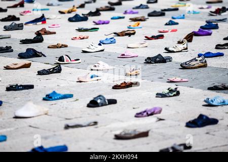 Künstler Mark Boellaard Rebellion legte am 01. August 2020 1.000 Schuhe auf dem Prokurative Square als Installation 1000 Cinderellas in Split, Kroatien, vor. Die Pepeljuga-Anlage von 1000 (1000 Cinderellas) besteht aus Schuhen, die vom Meer gespült und in den letzten zwei Jahren in den Wintermonaten an den Stränden der Insel Hvar gesammelt wurden. Foto: Milan Sabic/PIXSELL Stockfoto