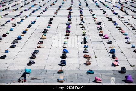 Künstler Mark Boellaard Rebellion legte am 01. August 2020 1.000 Schuhe auf dem Prokurative Square als Installation 1000 Cinderellas in Split, Kroatien, vor. Die Pepeljuga-Anlage von 1000 (1000 Cinderellas) besteht aus Schuhen, die vom Meer gespült und in den letzten zwei Jahren in den Wintermonaten an den Stränden der Insel Hvar gesammelt wurden. Foto: Milan Sabic/PIXSELL Stockfoto