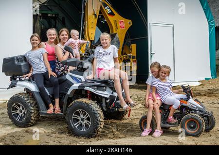 Die neunköpfige Familie Blazekovic in Kric Gornji in der Gemeinde Zrinski Topolovac verfügt über einen Betrieb mit Kühen, Rindern und Kälbern, insgesamt 80 Stück Simmental- und Holstein-Rindern. Die Kühe weiden vom Frühling bis zum Spätherbst auf den Wiesen unter dem Haus. Neben der Rinderzucht sind sie auch in der Landwirtschaft tätig, so dass sie 27 Hektar Land anbauen. Tijana und Darko haben sieben Töchter (Lana, Larisa, Lucia, Lara, Lena i jüngste Lota) und sie alle lieben es, ihre Eltern zu halfen, bis auf die jüngste. In Kroz Gornji, Kroatien auf 24. Juli 2020. Foto: Tomislav Miletic/PIXSELL Stockfoto