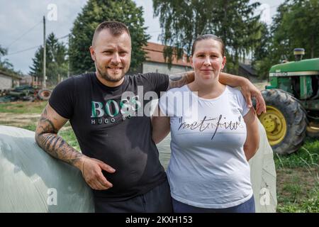 Die neunköpfige Familie Blazekovic in Kric Gornji in der Gemeinde Zrinski Topolovac verfügt über einen Betrieb mit Kühen, Rindern und Kälbern, insgesamt 80 Stück Simmental- und Holstein-Rindern. Die Kühe weiden vom Frühling bis zum Spätherbst auf den Wiesen unter dem Haus. Neben der Rinderzucht sind sie auch in der Landwirtschaft tätig, so dass sie 27 Hektar Land anbauen. Tijana und Darko haben sieben Töchter (Lana, Larisa, Lucia, Lara, Lena i jüngste Lota) und sie alle lieben es, ihre Eltern zu halfen, bis auf die jüngste. In Kroz Gornji, Kroatien auf 24. Juli 2020. Foto: Tomislav Miletic/PIXSELL Stockfoto