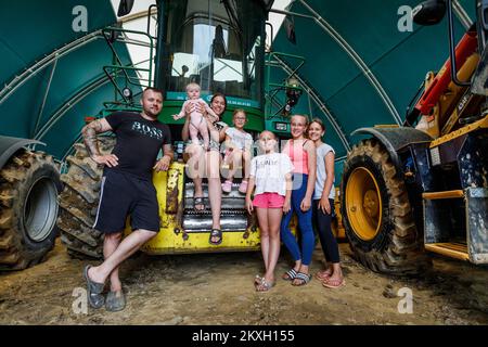 Die neunköpfige Familie Blazekovic in Kric Gornji in der Gemeinde Zrinski Topolovac verfügt über einen Betrieb mit Kühen, Rindern und Kälbern, insgesamt 80 Stück Simmental- und Holstein-Rindern. Die Kühe weiden vom Frühling bis zum Spätherbst auf den Wiesen unter dem Haus. Neben der Rinderzucht sind sie auch in der Landwirtschaft tätig, so dass sie 27 Hektar Land anbauen. Tijana und Darko haben sieben Töchter (Lana, Larisa, Lucia, Lara, Lena i jüngste Lota) und sie alle lieben es, ihre Eltern zu halfen, bis auf die jüngste. In Kroz Gornji, Kroatien auf 24. Juli 2020. Foto: Tomislav Miletic/PIXSELL Stockfoto