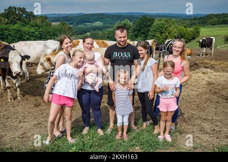 Die neunköpfige Familie Blazekovic in Kric Gornji in der Gemeinde Zrinski Topolovac verfügt über einen Betrieb mit Kühen, Rindern und Kälbern, insgesamt 80 Stück Simmental- und Holstein-Rindern. Die Kühe weiden vom Frühling bis zum Spätherbst auf den Wiesen unter dem Haus. Neben der Rinderzucht sind sie auch in der Landwirtschaft tätig, so dass sie 27 Hektar Land anbauen. Tijana und Darko haben sieben Töchter (Lana, Larisa, Lucia, Lara, Lena i jüngste Lota) und sie alle lieben es, ihre Eltern zu halfen, bis auf die jüngste. In Kroz Gornji, Kroatien auf 24. Juli 2020. Foto: Tomislav Miletic/PIXSELL Stockfoto