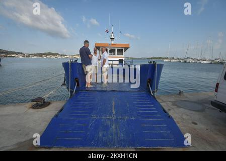 Eine große Rettungsaktion für Esel von der verlassenen und abgelegenen Insel Kurba Mala im Kornati-Archipel, Kroatien, August 4,2020. Eine Rettungsaktion wurde durchgeführt, nachdem Touristen aus Polen, die auf der Adria segelten, einen zwei verlassenen Esel bemerkten. Die Touristen gaben ihnen ca. 20 Liter Wasser, die Esel tranken alles, so dass die Touristen sicher waren, dass die Tiere verlassen waren und dass sie Hilfe brauchten. Die Retter konnten die Esel nicht fangen und ließen sie auf der Insel zurück, als sie feststellten, dass sie bei guter Gesundheit waren. Foto: Dino Stanin/PIXSELL Stockfoto