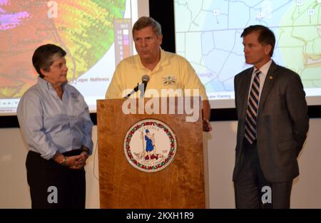 Hochwasser Hurrikan/Tropical Storm - Richmond, Virginia , 30. August 2011 Tom Vilsack, Landwirtschaftsminister, spricht bei einem Mediengespräch unter der Leitung von Virginia-Gouverneur Robert McDonnell und mit Unterstützung von DHS-Sekretärin Janet Napolitano im Virginia State Emergency Operations Center (EOC). Tom Vilsack spricht über die Rolle der Bundesregierung, Virginia bei der Reaktion auf den Hurrikan Irene zu unterstützen. Hurrikan Irene Aus New Jersey. Fotos zu Katastrophen- und Notfallmanagementprogrammen, Aktivitäten und Beamten Stockfoto