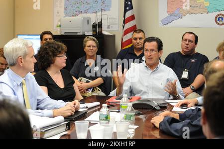 Hurrikan/Tropical Storm - Hartford, Verb , 29. August 2011 Gouverneur von Connecticut Dannel Malloy trifft sich mit Mitarbeitern der Federal Emergency Management Agency, die als Reaktion auf den Hurrikan Irene am 29. August 2011 in Connecticut im Büro des Department of Emergency Management and Homeland Security in Connectticut eingesetzt wurden. Hartford, CT--Gouverneur von Connecticut Dannel Malloy trifft sich mit Mitarbeitern der Federal Emergency Management Agency, die als Reaktion auf den Hurrikan Irene am 29. August 2011 in Connecticut im Department of Emergency Management and Homeland Security Office in Connectticut eingesetzt wurden. Fotografien zu D Stockfoto