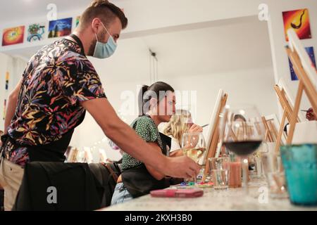 Malerei & Wein Workshop und Kunsttherapie sind einzigartig in Kroatien. Das Malen mit Acrylfarben unter fachkundiger Anleitung und das Trinken eines guten Weins macht nach einer anstrengenden Woche viel Spaß für Entspannung und Kunsttherapie. Der Workshop wurde von Martina Nikolova und Stevo Dose gestartet und nach der Atmosphäre während des Workshops zu urteilen, versorgten sie die Menschen in Zagreb mit genau dem, was ihnen fehlte. Die Teilnehmer müssen keine Malerfahrung haben und ihre Kunstwerke als Souvenir für eine gute Party in Zagreb, Kroatien, auf 06 mit nach Hause nehmen. August 2020. Foto: Emica Elvedji/PIXSELL Stockfoto