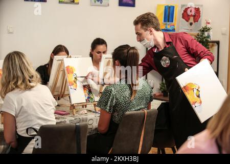 Malerei & Wein Workshop und Kunsttherapie sind einzigartig in Kroatien. Das Malen mit Acrylfarben unter fachkundiger Anleitung und das Trinken eines guten Weins macht nach einer anstrengenden Woche viel Spaß für Entspannung und Kunsttherapie. Der Workshop wurde von Martina Nikolova und Stevo Dose gestartet und nach der Atmosphäre während des Workshops zu urteilen, versorgten sie die Menschen in Zagreb mit genau dem, was ihnen fehlte. Die Teilnehmer müssen keine Malerfahrung haben und ihre Kunstwerke als Souvenir für eine gute Party in Zagreb, Kroatien, auf 06 mit nach Hause nehmen. August 2020. Foto: Emica Elvedji/PIXSELL Stockfoto