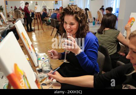 Malerei & Wein Workshop und Kunsttherapie sind einzigartig in Kroatien. Das Malen mit Acrylfarben unter fachkundiger Anleitung und das Trinken eines guten Weins macht nach einer anstrengenden Woche viel Spaß für Entspannung und Kunsttherapie. Der Workshop wurde von Martina Nikolova und Stevo Dose gestartet und nach der Atmosphäre während des Workshops zu urteilen, versorgten sie die Menschen in Zagreb mit genau dem, was ihnen fehlte. Die Teilnehmer müssen keine Malerfahrung haben und ihre Kunstwerke als Souvenir für eine gute Party in Zagreb, Kroatien, auf 06 mit nach Hause nehmen. August 2020. Foto: Emica Elvedji/PIXSELL Stockfoto