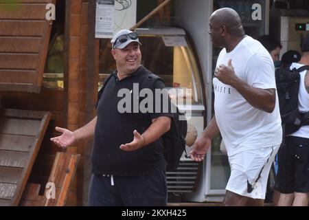 Magic Johnson, eine Basketballlegende, genoss in Gesellschaft seines Freundes und seiner Frau Cookie am 7. August 2020 die Natur des Krka-Nationalparks in Skradinski Buk, Kroatien. Foto: Hrvoje Jelavic/PIXSELL Stockfoto