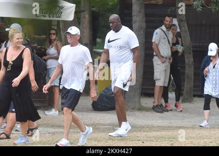 Magic Johnson, eine Basketballlegende, genoss in Gesellschaft seines Freundes und seiner Frau Cookie am 7. August 2020 die Natur des Krka-Nationalparks in Skradinski Buk, Kroatien. Foto: Hrvoje Jelavic/PIXSELL Stockfoto