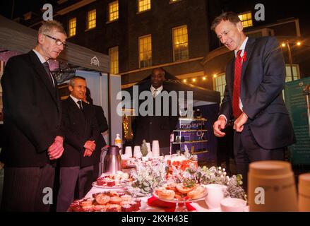 London, Großbritannien. 30.. November 2022. Kanzler, Jeremy Hunt, auf dem Markt. Die Downing Street wird zu einem Weihnachtsmarkt mit Verkaufsständen, die britische Geschäfte fördern. Kredit: Mark Thomas/Alamy Live News Stockfoto