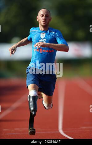 Der kroatische paralympiker Antun erivjakovic führt während einer kroatischen Leichtathletikmeisterschaft in Zagreb, Kroatien, am 08. August 2020 ein 100-Meter-Rennen mit seinen J-förmigen Kohlefaserprothesen durch. Toni ist der erste amputierte Läufer, der bei der kroatischen Leichtathletikmeisterschaft antritt. Foto: Matija Habljak/PIXSELL Stockfoto