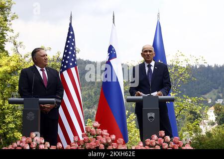 USA Staatssekretär Mike Pompeo bei dem Treffen mit Premierminister Janez Jansa während seines Besuchs in Mitteleuropa am 13. August 2020 in Bled (Slowenien). Auf der zweiten Etappe einer vier-Nationen-Tour durch Mittel- und Osteuropa traf Pompeo am Donnerstag slowenische Beamte in der Bergsee-Stadt Bled. Er wird eine gemeinsame Erklärung zum Thema â-sauberes Netz œ5G Securityâ€ unterzeichnen, die darauf abzielt, nicht vertrauenswürdige Telekommunikationsanbieter vom Markt zu halten.Foto: Borut Zivulovic/FA Bobo/PIXSELL Stockfoto