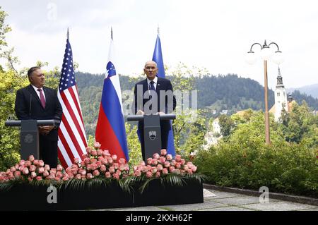 USA Staatssekretär Mike Pompeo bei dem Treffen mit Premierminister Janez Jansa während seines Besuchs in Mitteleuropa am 13. August 2020 in Bled (Slowenien). Auf der zweiten Etappe einer vier-Nationen-Tour durch Mittel- und Osteuropa traf Pompeo am Donnerstag slowenische Beamte in der Bergsee-Stadt Bled. Er wird eine gemeinsame Erklärung zum Thema â-sauberes Netz œ5G Securityâ€ unterzeichnen, die darauf abzielt, nicht vertrauenswürdige Telekommunikationsanbieter vom Markt zu halten.Foto: Borut Zivulovic/FA Bobo/PIXSELL Stockfoto