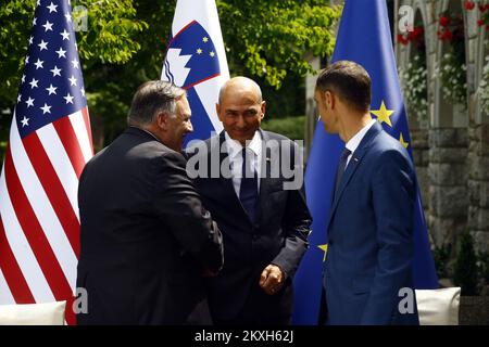 USA Staatssekretär Mike Pompeo bei dem Treffen mit Premierminister Janez Jansa und dem slowenischen Außenminister Anze Logar während seines Besuchs in Mitteleuropa am 13. August 2020 in Bled (Slowenien). Auf der zweiten Etappe einer vier-Nationen-Tour durch Mittel- und Osteuropa traf Pompeo am Donnerstag slowenische Beamte in der Bergsee-Stadt Bled. Er wird eine gemeinsame Erklärung zum Thema â-sauberes Netz œ5G Securityâ€ unterzeichnen, die darauf abzielt, nicht vertrauenswürdige Telekommunikationsanbieter vom Markt zu halten.Foto: Borut Zivulovic/FA Bobo/PIXSELL Stockfoto