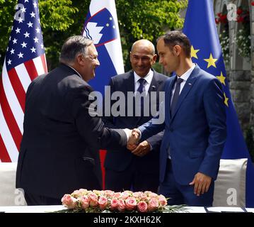 USA Staatssekretär Mike Pompeo bei dem Treffen mit Premierminister Janez Jansa und dem slowenischen Außenminister Anze Logar während seines Besuchs in Mitteleuropa am 13. August 2020 in Bled (Slowenien). Auf der zweiten Etappe einer vier-Nationen-Tour durch Mittel- und Osteuropa traf Pompeo am Donnerstag slowenische Beamte in der Bergsee-Stadt Bled. Er wird eine gemeinsame Erklärung zum Thema â-sauberes Netz œ5G Securityâ€ unterzeichnen, die darauf abzielt, nicht vertrauenswürdige Telekommunikationsanbieter vom Markt zu halten.Foto: Borut Zivulovic/FA Bobo/PIXSELL Stockfoto