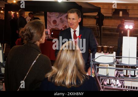 London, Großbritannien. 30.. November 2022. Kanzler, Jeremy Hunt, auf dem Markt. Die Downing Street wird zu einem Weihnachtsmarkt mit Verkaufsständen, die britische Geschäfte fördern. Kredit: Mark Thomas/Alamy Live News Stockfoto