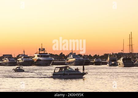 Blick auf die Nachtszene eines der bekanntesten Motive von Zadar, eine Fußgängerbrücke, die die Altstadt und die neue Stadt in Zadar, Kroatien, verbindet, August 21,2020. Foto: Marko Dimic/PIXSELL Stockfoto