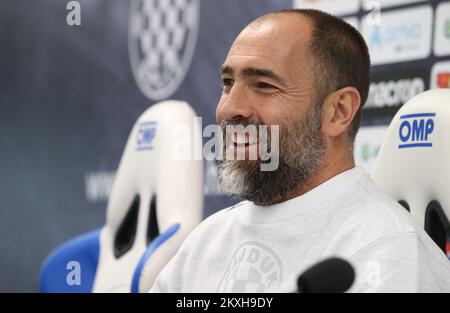 DAS AKTENFOTO New Juventus Boss Andrea Pirlo hat Hajduk Split Cheftrainer Igor Tudor als seinen neuen Assistenztrainer in Turin mitgebracht. Der ehemalige kroatische Verteidiger hat bereits Erfahrungen mit der Verwaltung in Italien gesammelt, nachdem er 2018 und 2019 zwei separate Einsätze mit Udinesen hatte. Der ehemalige kroatische Verteidiger spielte zwischen 1998. Und 2007. DATEI FOTOTRAINER von Hajduk Split Igor Tudor 174 Mal für Juventus während einer Pressekonferenz vor der 25.. Runde der kroatischen ersten Fußballliga zwischen HNK Hajduk und GNK Dinamo in Split, Kroatien, am 03. März 2020. Foto: Ivo Cagalj/PIXSELL Stockfoto