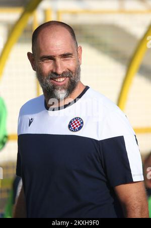 DAS AKTENFOTO New Juventus Boss Andrea Pirlo hat Hajduk Split Cheftrainer Igor Tudor als seinen neuen Assistenztrainer in Turin mitgebracht. Der ehemalige kroatische Verteidiger hat bereits Erfahrungen mit der Verwaltung in Italien gesammelt, nachdem er 2018 und 2019 zwei separate Einsätze mit Udinesen hatte. Der ehemalige kroatische Verteidiger spielte am 25. Juli 2020 174-mal für Juventus zwischen 1998 und 2007 DATEI FOTOTRAINER von Hajduk Split Igor Tudor während der 36.. Runde der kroatischen ersten Fußballliga zwischen NK Inter Zapresic und HNK Hajduk im Ivan Ljaljak-Ilic Stadion in Zapresic, Kroatien. Foto: Matija Habljak/PIXSELL Stockfoto