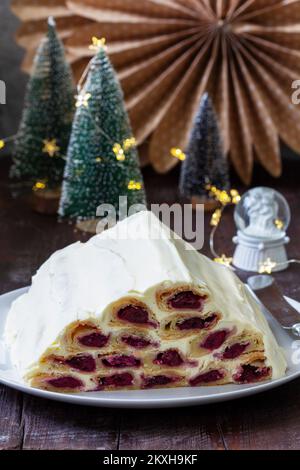 Klosterhütte, ein beliebter sowjetischer Kuchen mit Kirschfüllung und saurer Sahne. Stockfoto