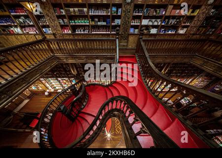 Innenansicht des Buchladens Lello (Portugiesisch: Livraria Lello) und seiner berühmten Holztreppe im historischen Zentrum von Porto (Porto), Portugal. Stockfoto