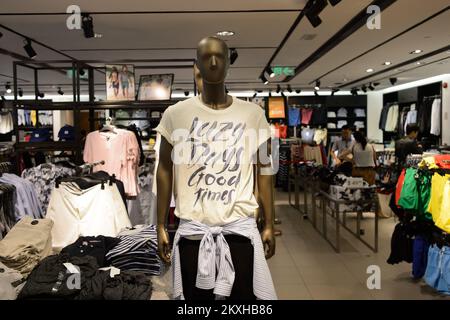 HONGKONG - 04. JUNI 2015: Innenausstattung des Einkaufszentrums Hongkong. Hong Kong Shopping Malls sind einige der größten und beeindruckendsten der Welt Stockfoto