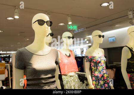 HONGKONG - 04. JUNI 2015: Innenausstattung des Einkaufszentrums Hongkong. Hong Kong Shopping Malls sind einige der größten und beeindruckendsten der Welt Stockfoto