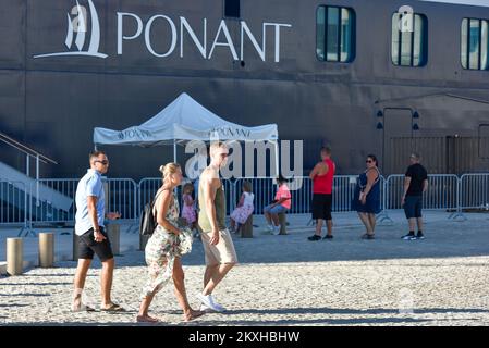 Das Kreuzfahrtschiff „Le Champlain“ kam am 25,2020. August im Hafen von Zadar in Zadar, Kroatien, an. Der Heimathafen des Schiffes „Le Champlain“ ist Dubrovnik (Kroatien), für Abflüge und das Einsteigen von Passagieren auf einer einwöchigen Reise und Routen bis zum letzten Freitag des nächsten Septembers. Le Champlain bietet Platz für 174 Passagiere und segelt zu mehreren Häfen in Kroatien, unter anderem: Mljet, Vis, Korcula, Komiza... immer als kleine Kreuzfahrt an der Küste. Le Champlain ist benannt nach dem berühmten französischen Entdecker und Navigator Samuel de Champalin, der den Atlantik an der Wende der 1 Jahre dreißig Mal überquerte Stockfoto