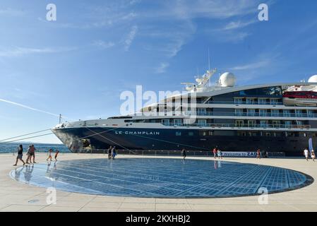 Das Kreuzfahrtschiff „Le Champlain“ kam am 25,2020. August im Hafen von Zadar in Zadar, Kroatien, an. Der Heimathafen des Schiffes „Le Champlain“ ist Dubrovnik (Kroatien), für Abflüge und das Einsteigen von Passagieren auf einer einwöchigen Reise und Routen bis zum letzten Freitag des nächsten Septembers. Le Champlain bietet Platz für 174 Passagiere und segelt zu mehreren Häfen in Kroatien, unter anderem: Mljet, Vis, Korcula, Komiza... immer als kleine Kreuzfahrt an der Küste. Le Champlain ist benannt nach dem berühmten französischen Entdecker und Navigator Samuel de Champalin, der den Atlantik an der Wende der 1 Jahre dreißig Mal überquerte Stockfoto